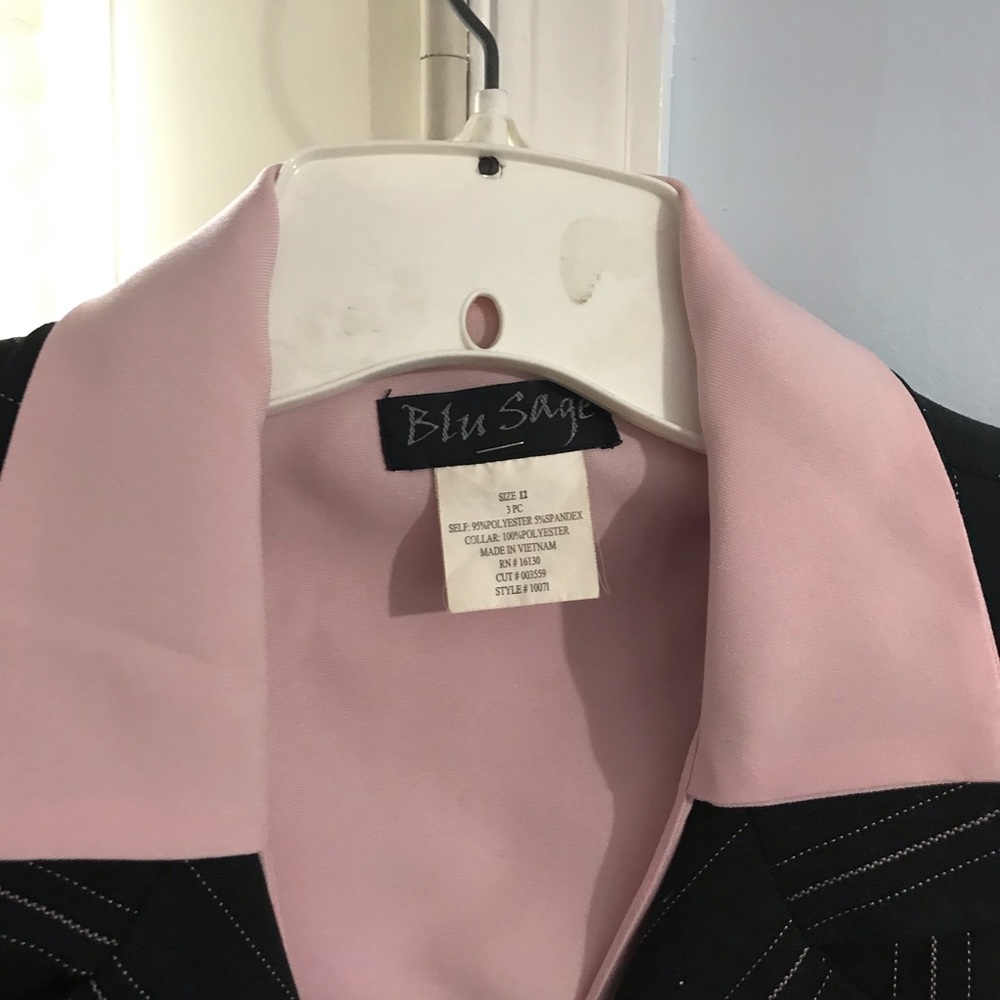 Women’s three-piece skirt suit - Picture 8 of 10